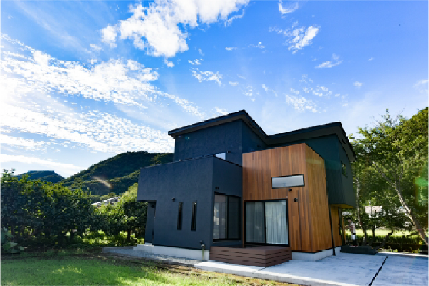 白を基調とした明るいリビングが写っています